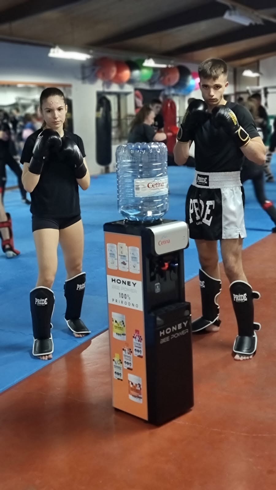Mladi članovi kluba uz Honey Bee Power aparat za vodu